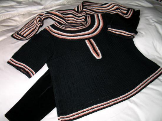 B-Pull-et-echarpe-noir-raye-crochet.jpg